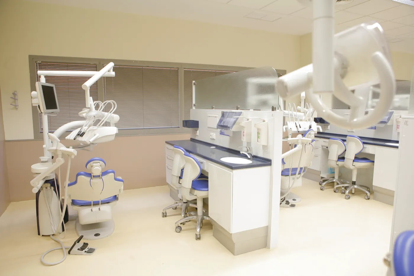 A dental surgery at the Clínica Universitaria, Universidad Rey Juan Carlos, with chair, delivery unit and screen